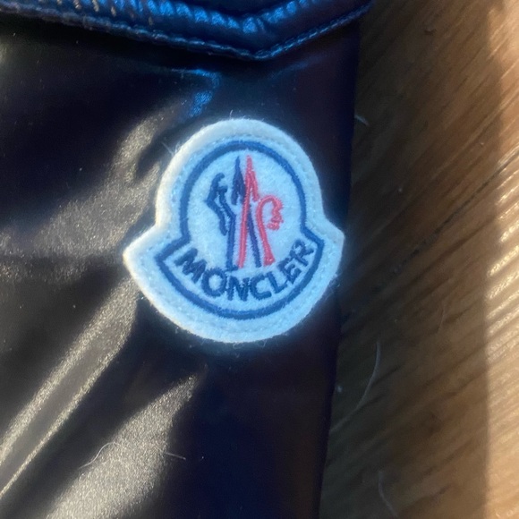 Moncler Black Puffer Jacket Sleek Insulated Design - Picture 3 of 6